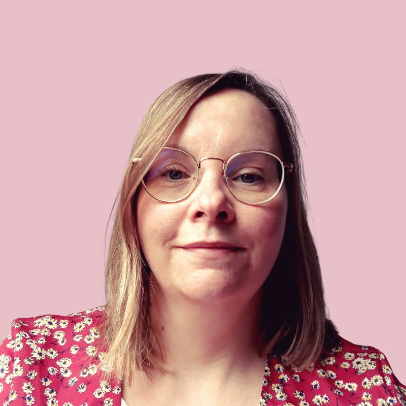 Estelle fond rose Estelle - Consultante en organisation personnelle